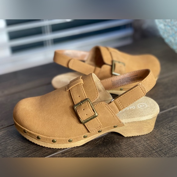 Cat & Jack Cognac Rainey Slip on Clogs - Size 2 - Picture 4 of 12